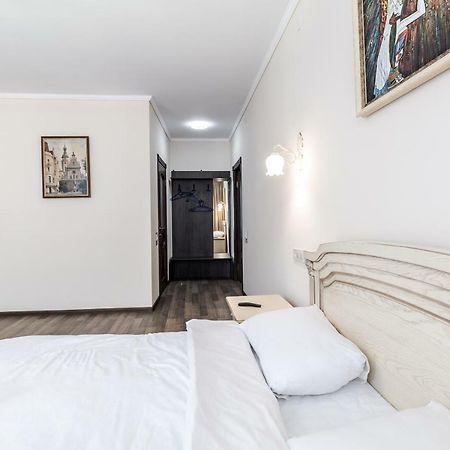 Opera House Apartment 3 Lviv Eksteriør billede